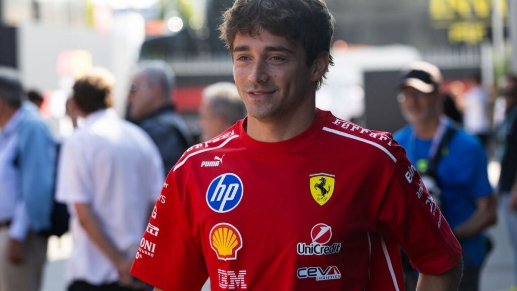 Шарль Леклер у новому чорному гоночному костюмі Ferrari