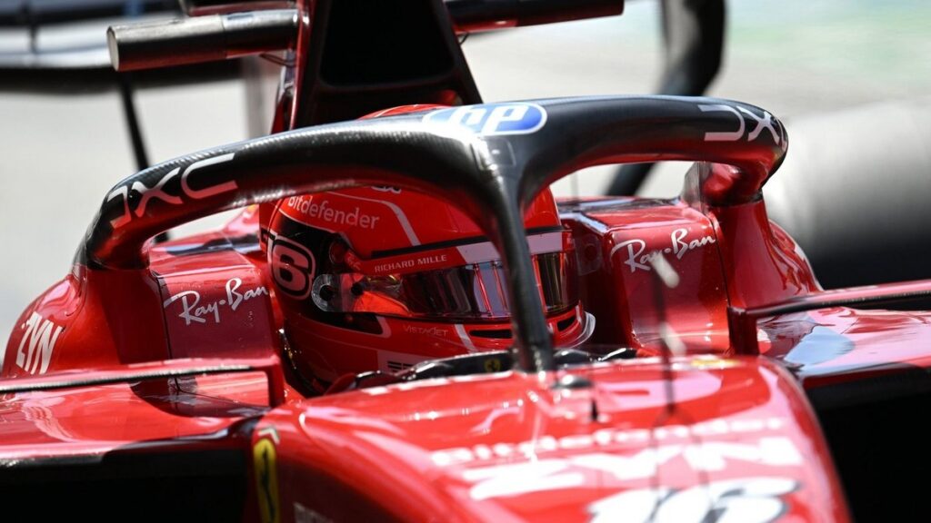 Болід Ferrari SF-26 на гоночній трасі