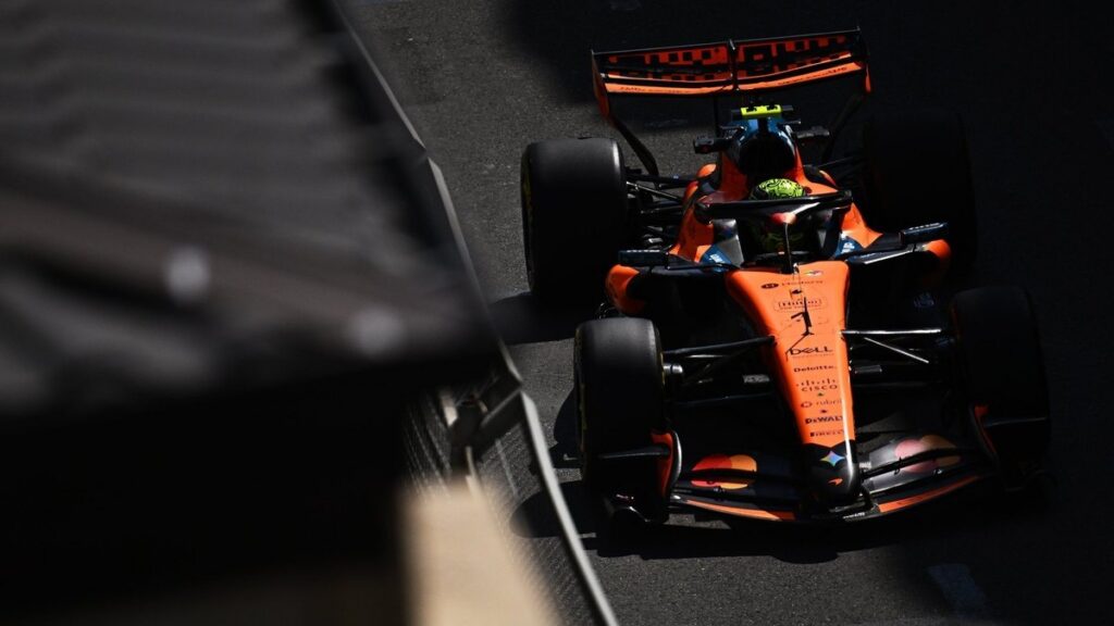 Болід McLaren Ландо Норріса на трасі в Баку