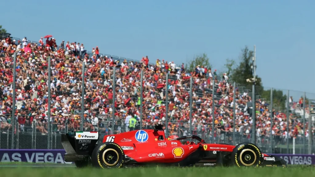 Шарль Леклер на боліді Ferrari під час кваліфікації Гран-прі Італії