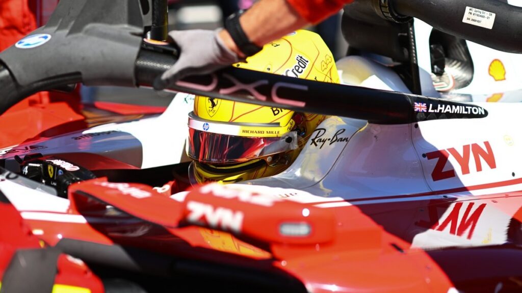 Льюїс Гамільтон на боліді Ferrari під час Гран-прі Іспанії