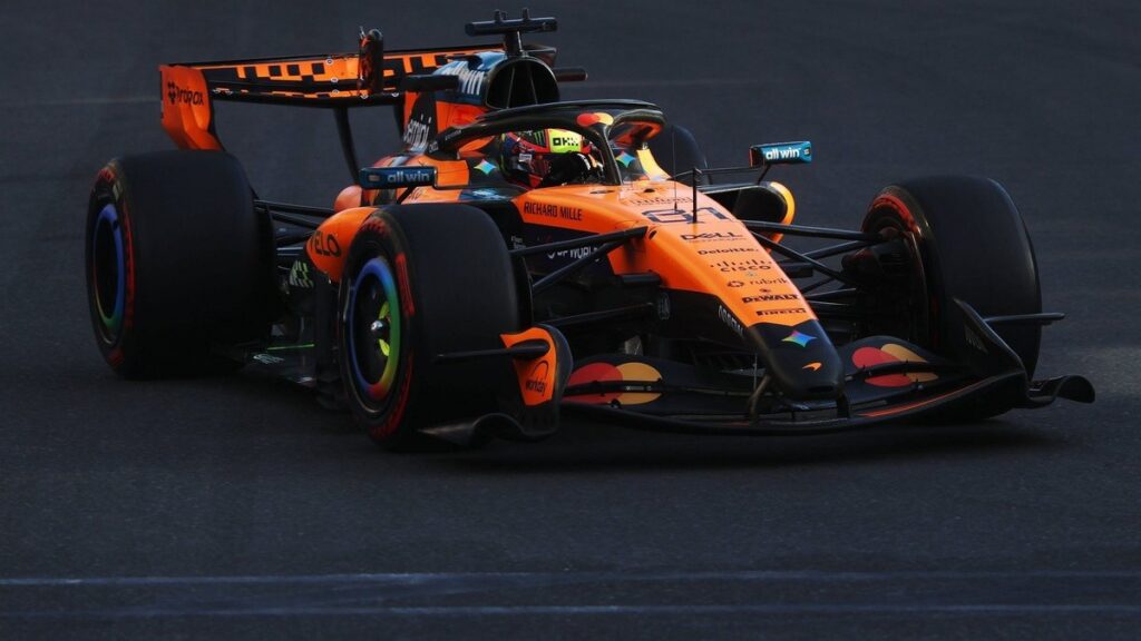 Болід McLaren MCL40 на трасі в Баку