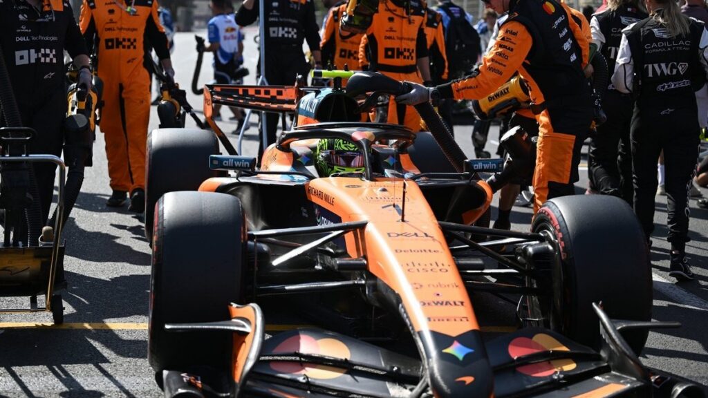 Болід McLaren під час Гран-прі Азербайджану після невдалого апгрейду