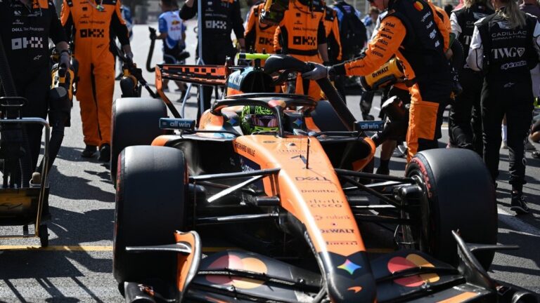 Болід McLaren під час Гран-прі Азербайджану після невдалого апгрейду
