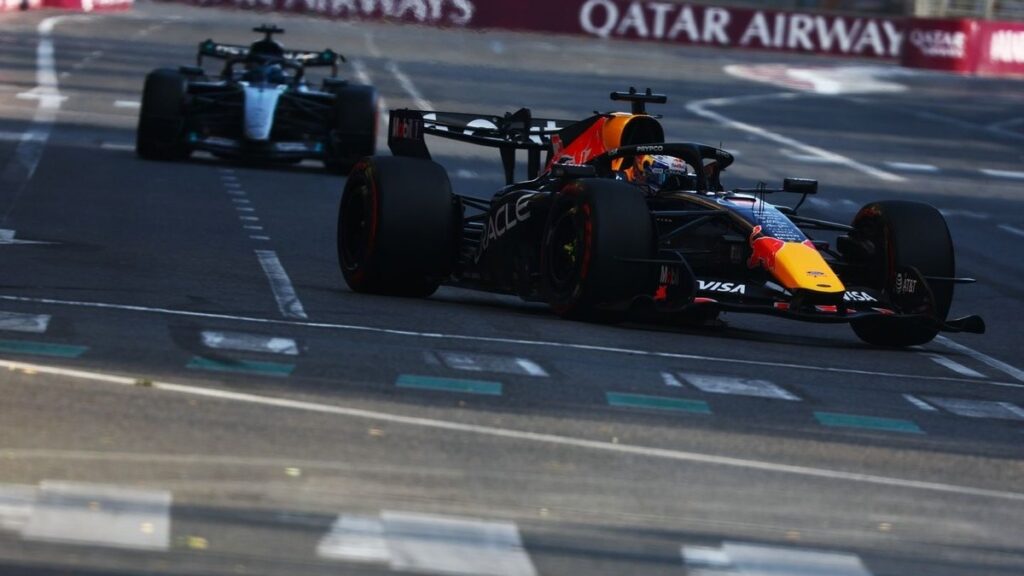 Болід Red Bull на трасі в Азербайджані