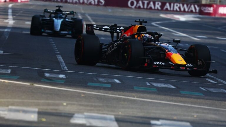 Болід Red Bull на трасі в Азербайджані