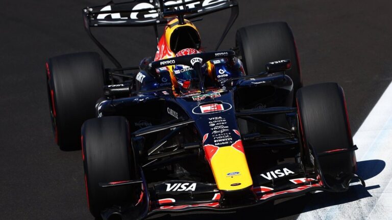 Макс Ферстаппен у боліді Red Bull з проблемою задньої осі