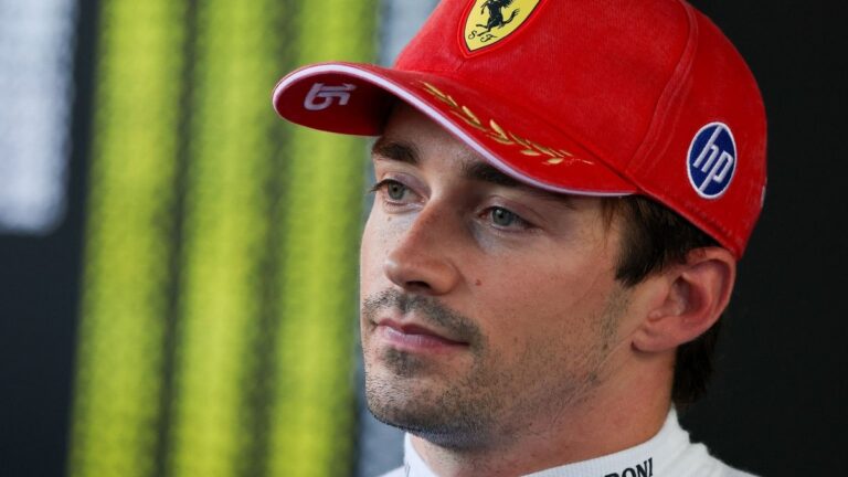 Шарль Леклер у боксах команди Ferrari