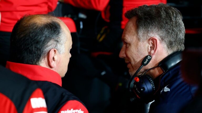 Федерік Вассер на фоні логотипа Ferrari