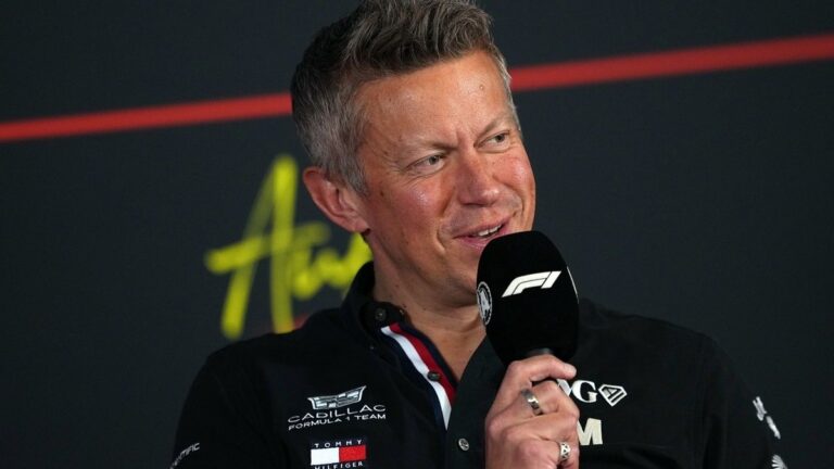 Керівник команди Cadillac F1 під час прес-конференції