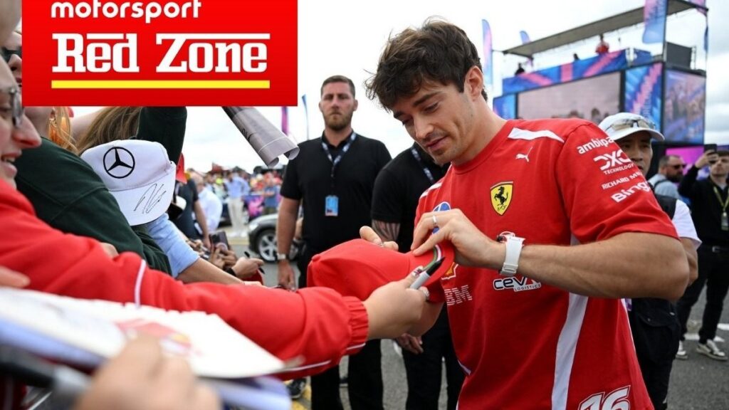 Шарль Леклер усміхається на фоні логотипа Ferrari