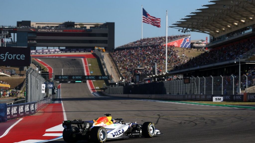 Багатоповерховий клубний будинок на Circuit of the Americas біля першого повороту