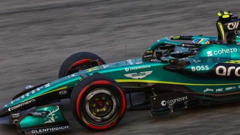 Фернандо Алонсо на боліді Aston Martin AMR26