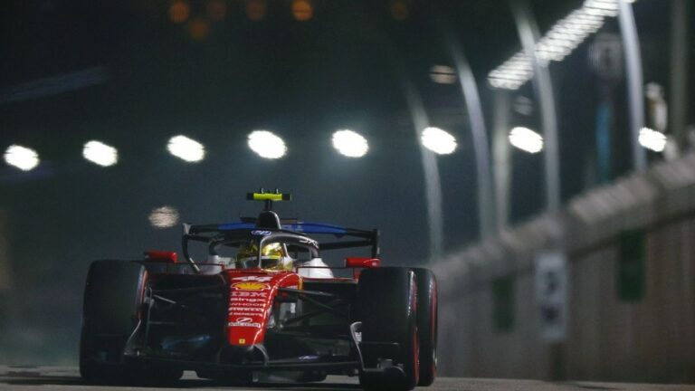 Льюїс Гамільтон на боліді Ferrari під час кваліфікації Гран-прі Сінгапуру