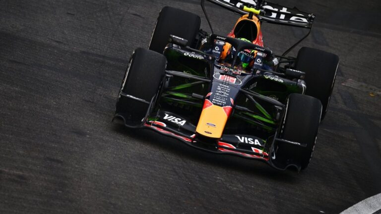 Болід Red Bull Ісака Хаджара на трасі в Сінгапурі
