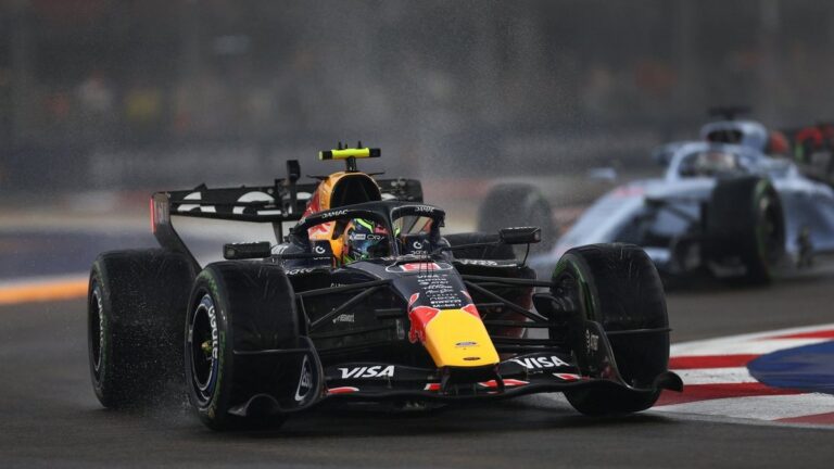 Пілот Red Bull Ісак Хаджар під час сесії на трасі в Сингапурі