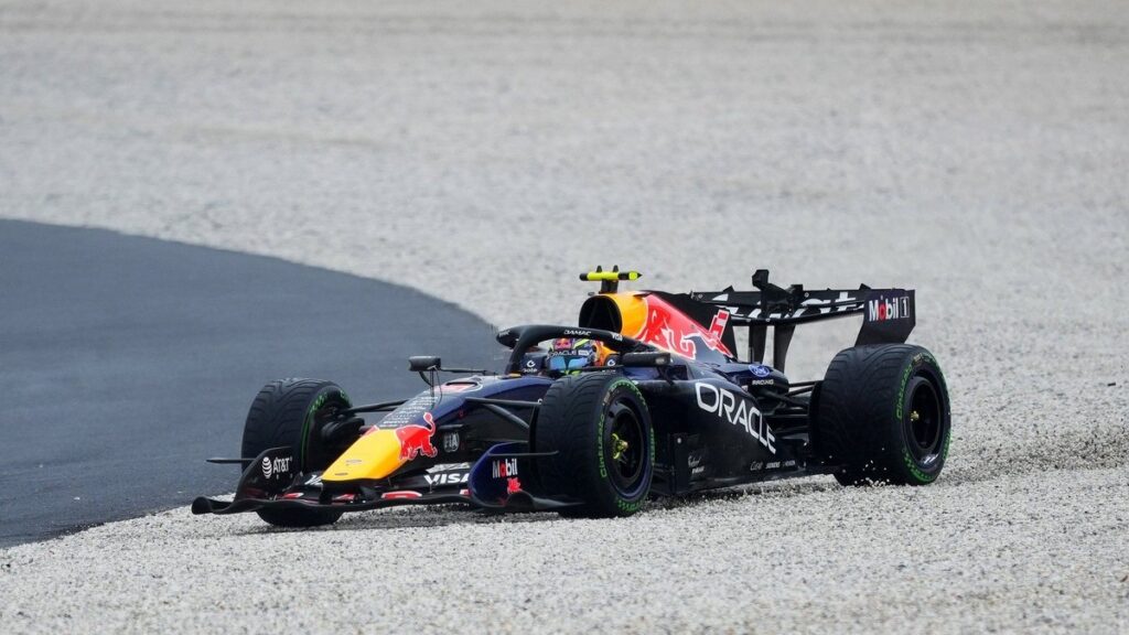 Болід Red Bull Ісака Хаджара під час заїзду на трасі