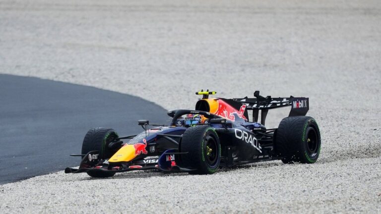 Болід Red Bull Ісака Хаджара під час заїзду на трасі