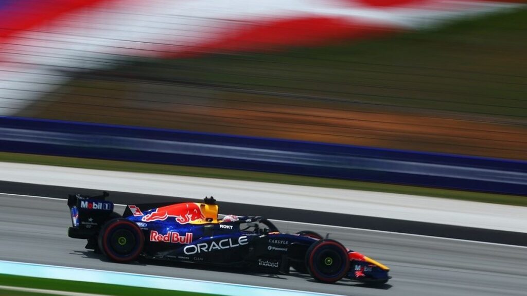 Макс Ферстаппен на боліді Red Bull під час першої практики в Малайзії