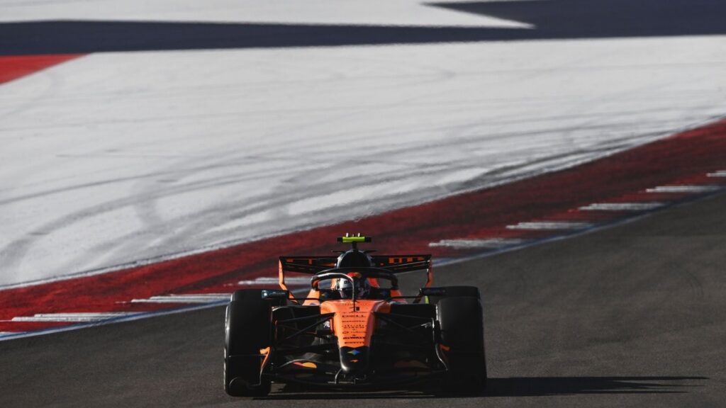 Ландо Норріс за кермом боліда McLaren на трасі в Остіні