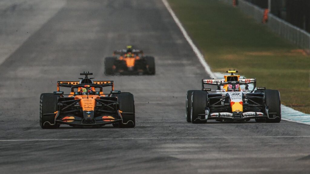 Болід McLaren MCL40 на трасі Сепанг