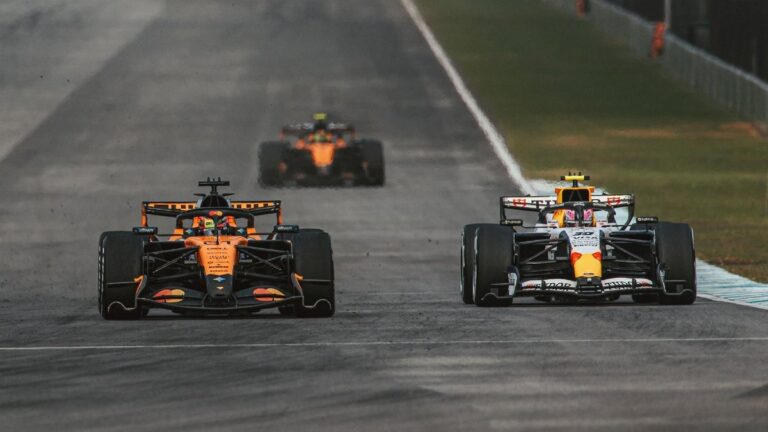 Болід McLaren MCL40 на трасі Сепанг