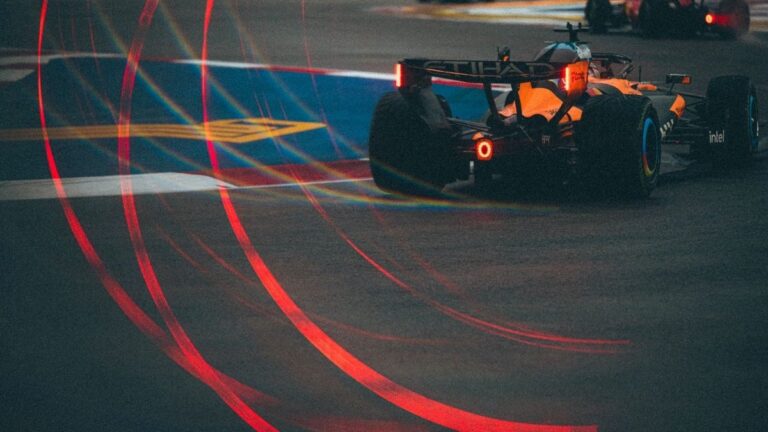 Болід McLaren під час тестування концепції 2027 року