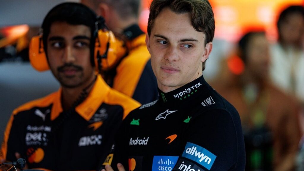 Оскар Піастрі за кермом боліда McLaren