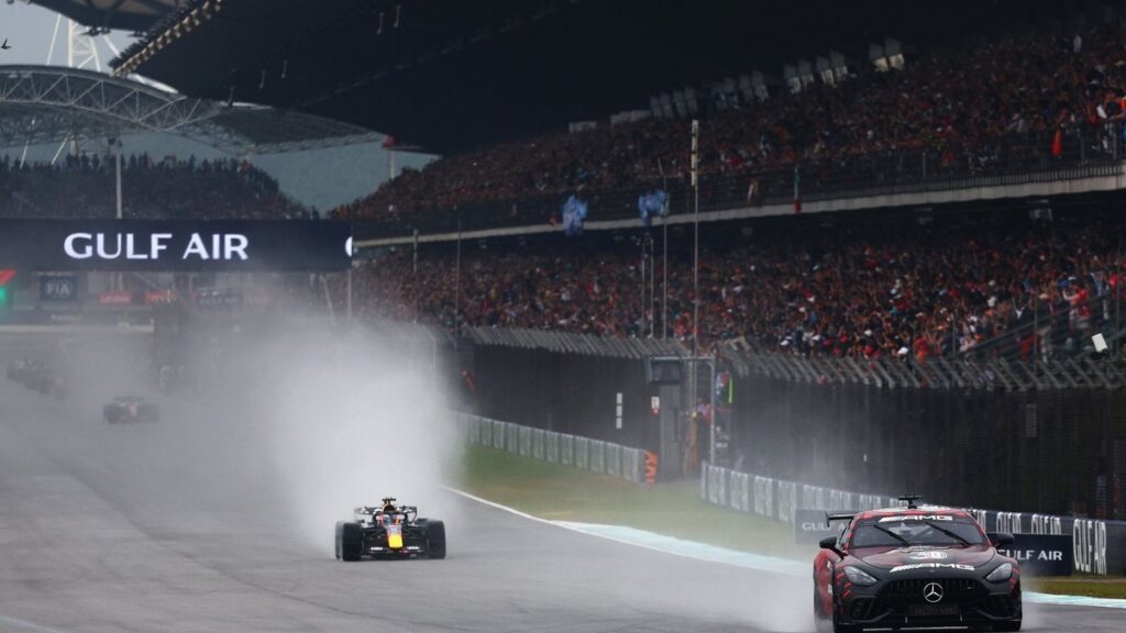 Ландо Норріс на трасі Сепанг через програмні збої F1