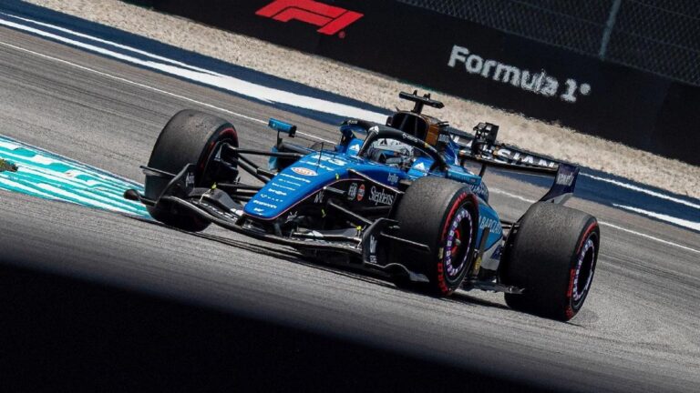 Болід Williams FW48 на трасі